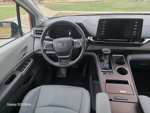 Used 2024 Toyota Sienna XLE w/ XLE Plus Package image 31