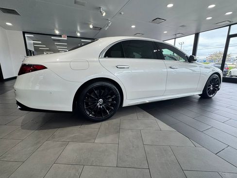 Used 2022 Mercedes-Benz S 580 4MATIC Sedan w/ AMG Line Package image 6