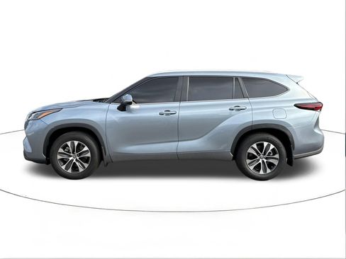 Used 2024 Toyota Highlander XLE FWD image 6