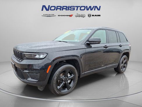 Used 2023 Jeep Grand Cherokee Altitude image 3