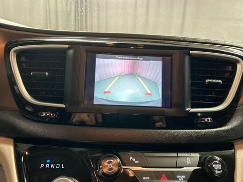 Used 2018 Chrysler Pacifica L image 16