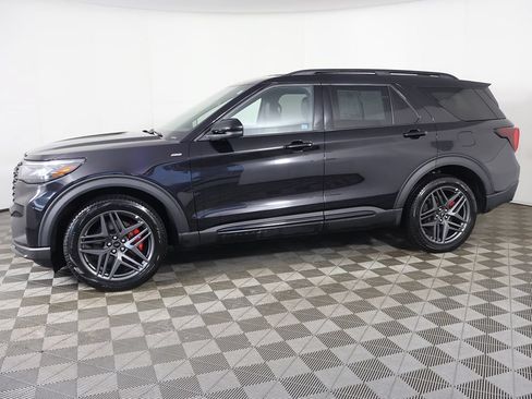 Used 2025 Ford Explorer ST-Line w/ ST-Line Street Pack AWD/4WD image 17