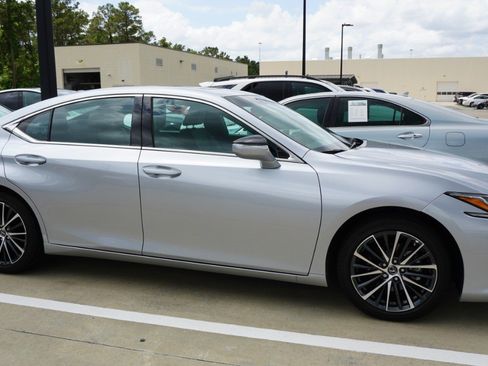 Used 2025 Lexus ES 350 w/ Premium Package FWD image 4