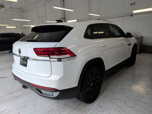 Used 2023 Volkswagen Atlas Cross Sport SE w/ Panoramic Sunroof Package FWD image 2