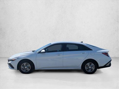 Used 2025 Hyundai Elantra SE FWD image 9