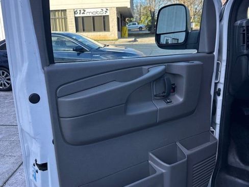 Used 2015 Chevrolet Express 3500 image 9