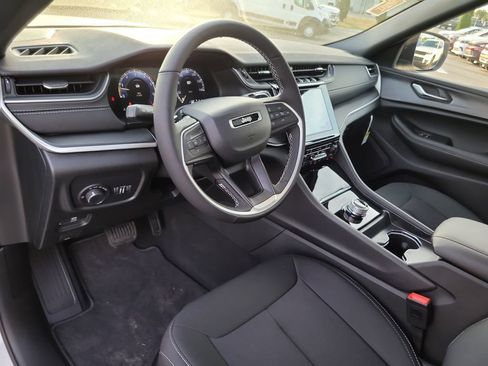 New 2025 Jeep Grand Cherokee Laredo X w/ Luxury Tech Group I image 15