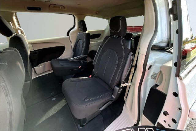 Used 2022 Chrysler Voyager LX FWD image 22