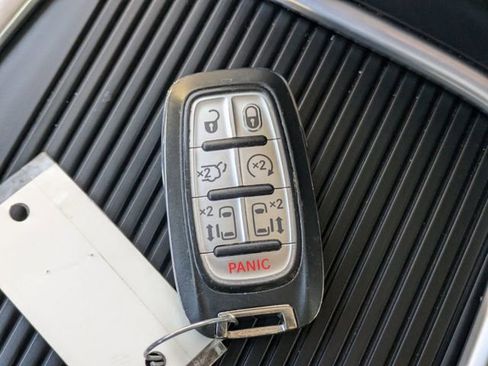 Used 2023 Chrysler Pacifica Touring-L image 29