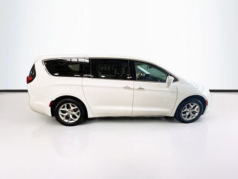 Used 2019 Chrysler Pacifica Touring Plus w/ Tire & Wheel Group image 5