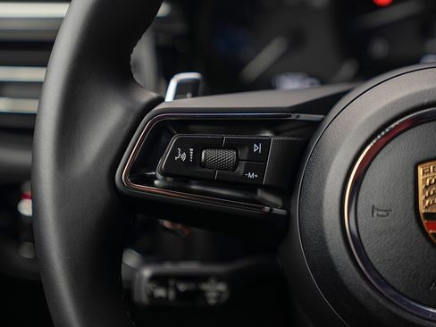 Certified 2025 Porsche Macan image 7