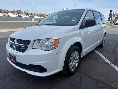 Used 2018 Dodge Grand Caravan SE w/ UConnect Hands-Free Group FWD image 3