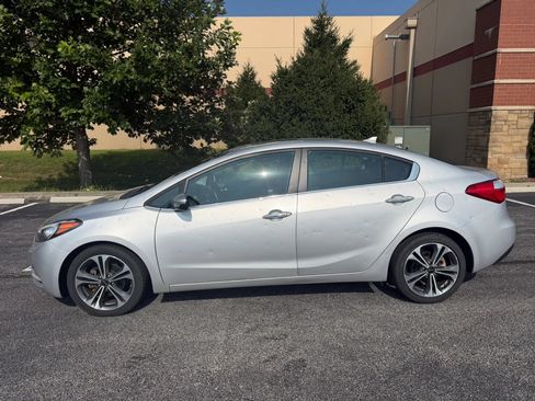 Used 2015 Kia Forte EX w/ Premium Package FWD image 2