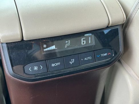 Used 2021 Toyota Highlander XLE AWD/4WD image 24