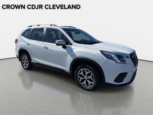 Used 2023 Subaru Forester Premium image 2