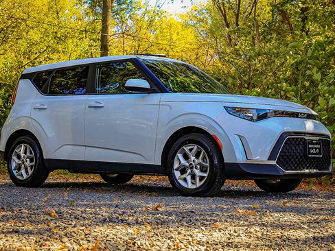 Certified 2023 Kia Soul LX w/ LX Technology Package image 18