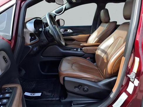 Used 2021 Chrysler Pacifica Limited w/ Uconnect Theater Family Group image 9