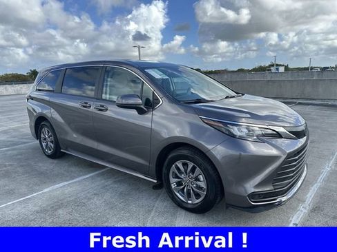 Used 2024 Toyota Sienna LE image 19