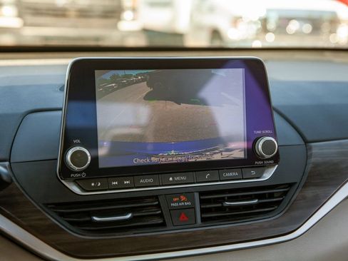 Used 2025 Nissan Altima 2.5 SV FWD image 16