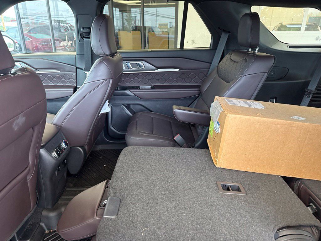 Used 2025 Ford Explorer Platinum w/ Ultimate Package AWD/4WD image 13