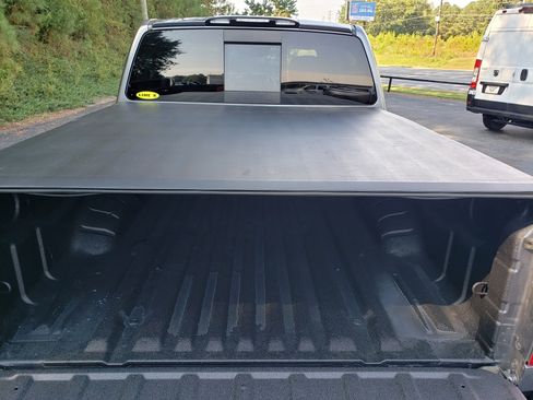 Used 2021 Nissan Titan SV w/ SV Convenience Package image 10