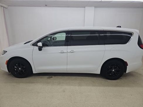 Used 2023 Chrysler Pacifica Touring-L FWD image 19