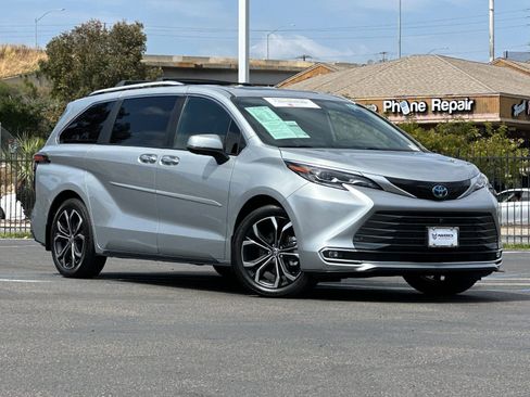 Used 2025 Toyota Sienna Platinum FWD image 8