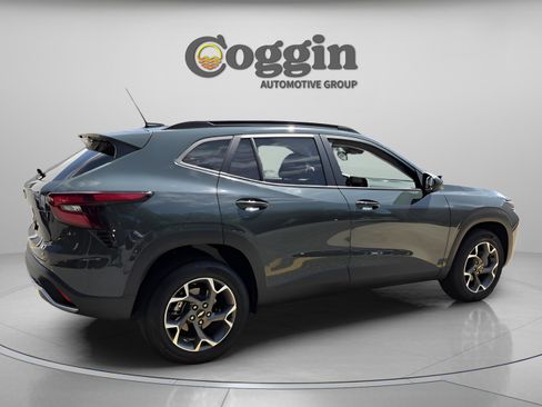 Used 2025 Chevrolet Trax LT w/ Driver Confidence Package FWD image 5