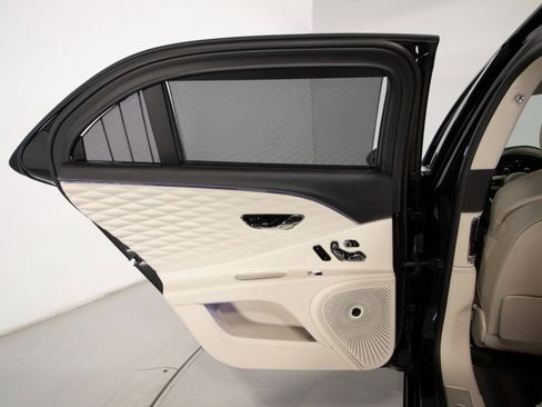 Used 2023 Bentley Flying Spur Azure image 40