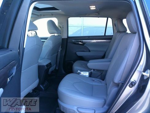 Used 2023 Toyota Highlander Limited image 29
