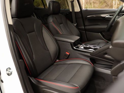 Used 2023 Buick Envision Essence w/ Sport Touring Package image 31