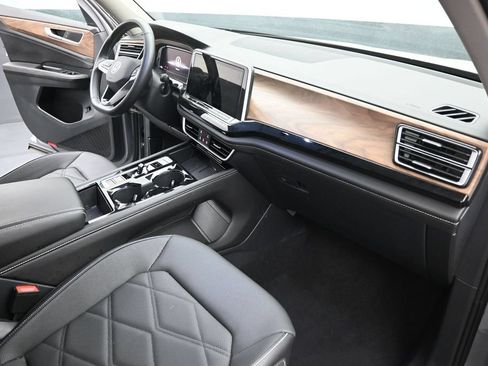 Used 2025 Volkswagen Atlas SE FWD image 25
