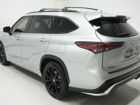 Used 2021 Toyota Highlander XSE FWD image 6