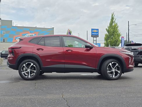 Used 2024 Chevrolet Trax RS FWD image 21