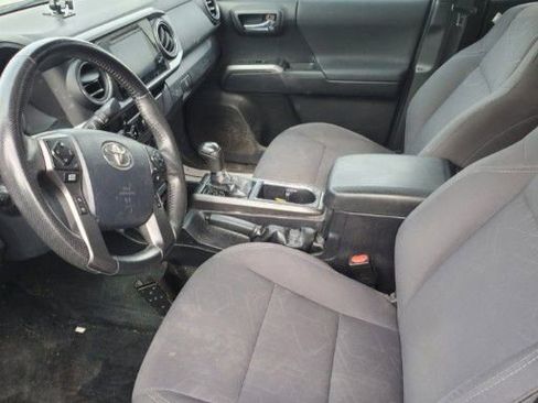 Used 2018 Toyota Tacoma TRD Off-Road image 2