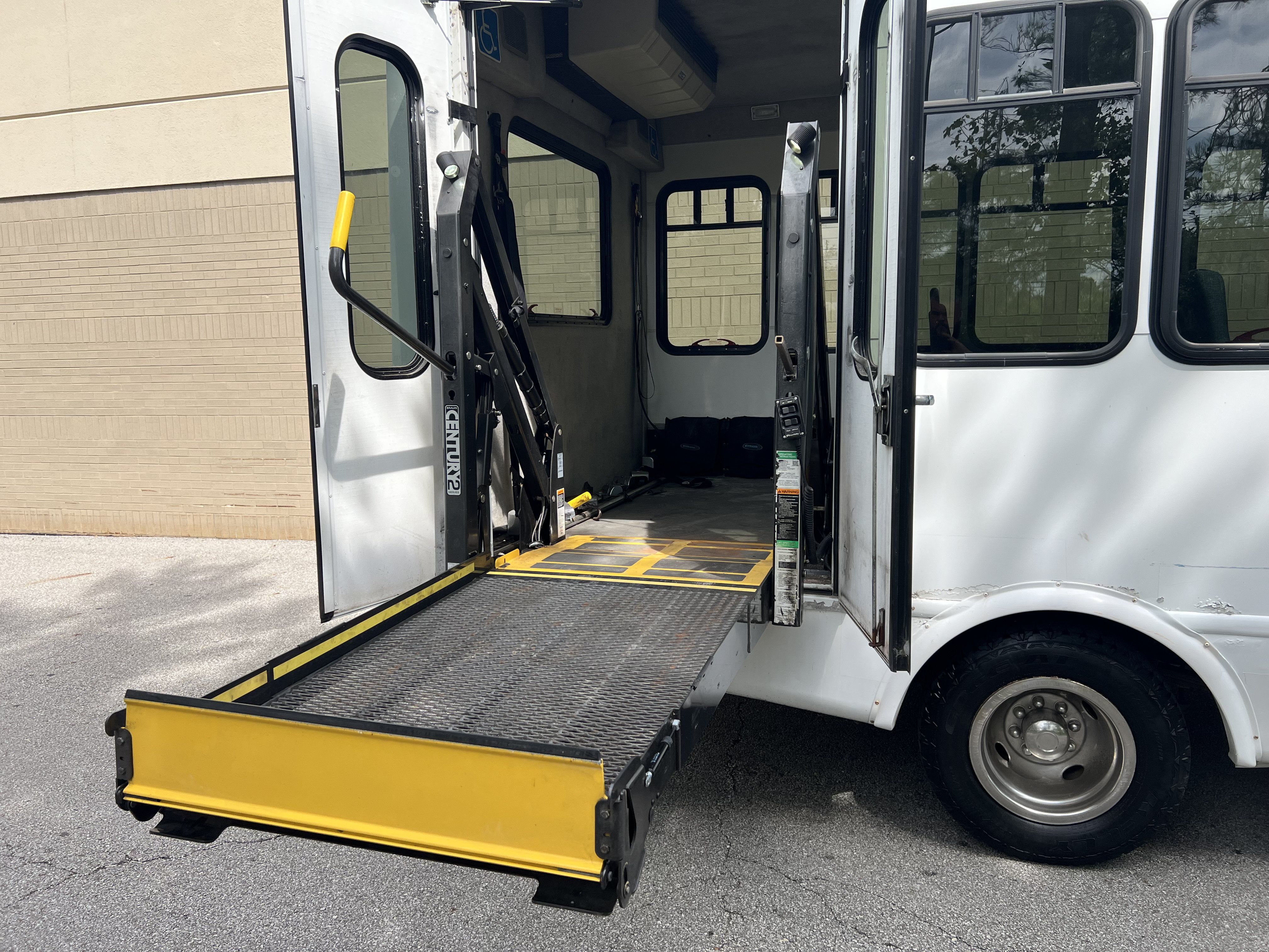 Used 2013 Ford E-350 and Econoline 350 Super Duty w/ Shuttle Bus Prep Pkg RWD image 18