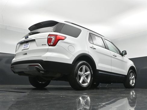 Used 2017 Ford Explorer XLT w/ Equipment Group 201A AWD/4WD image 32