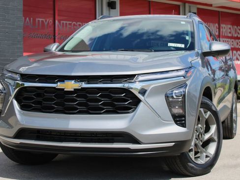 Used 2025 Chevrolet Trax LT w/ LT Convenience Package FWD image 11