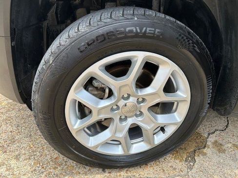 Used 2018 Jeep Renegade Latitude w/ Cold Weather Group AWD/4WD image 12