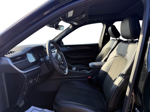 New 2025 Jeep Grand Cherokee Altitude image 9