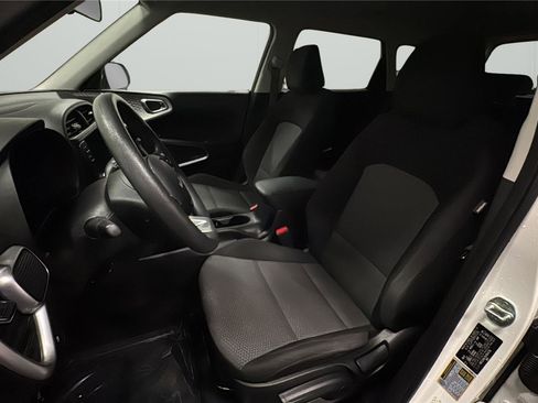 Used 2022 Kia Soul LX image 10