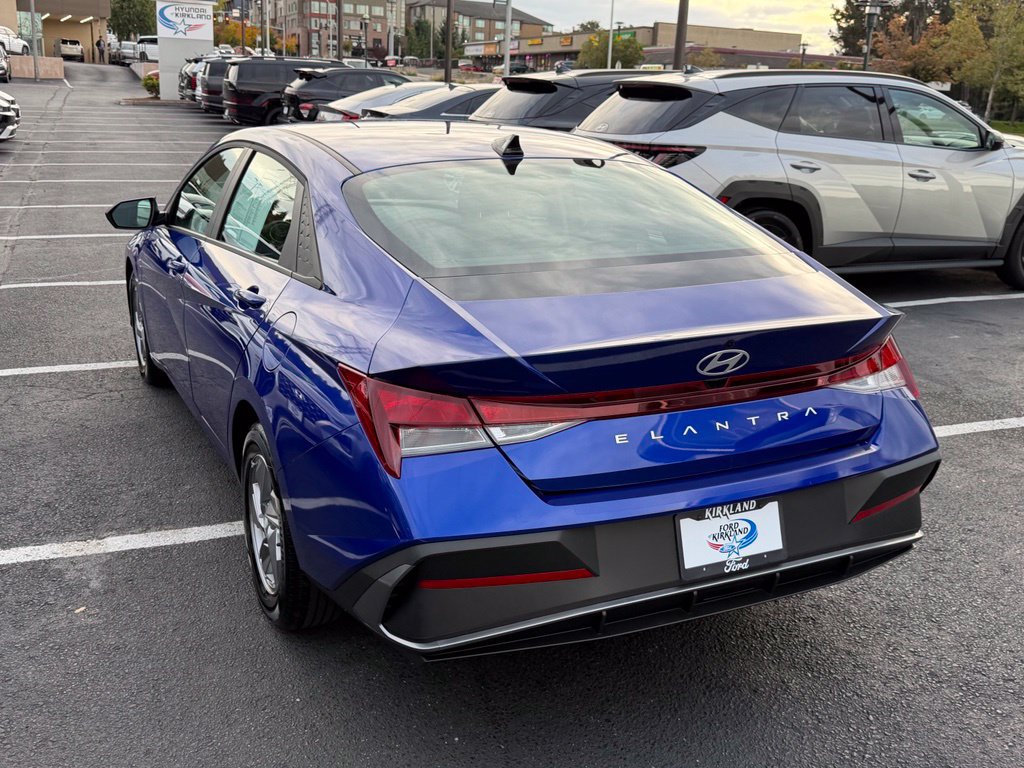 Used 2025 Hyundai Elantra SE FWD image 9