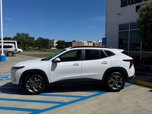 Used 2025 Chevrolet Trax LT w/ LT Convenience Package FWD image 3