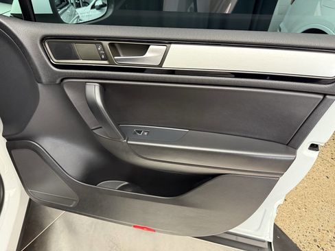 Used 2014 Volkswagen Touareg VR6 image 27