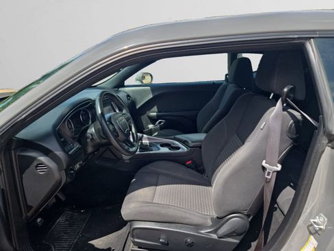 Used 2019 Dodge Challenger SXT RWD image 9
