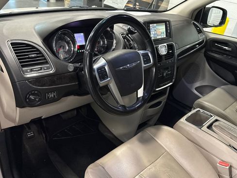 Used 2013 Chrysler Town & Country Touring FWD image 5