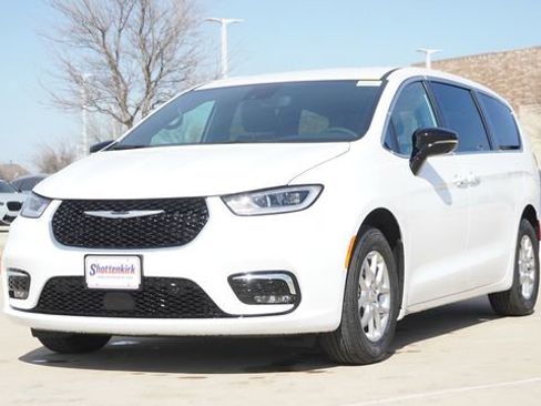 New 2026 Chrysler Pacifica Select FWD image 3