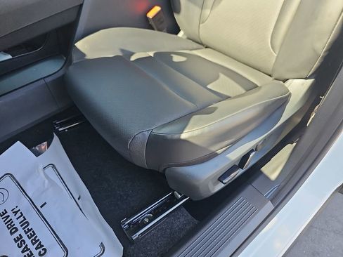 Used 2025 Nissan Rogue SV w/ SV Premium Package FWD image 33