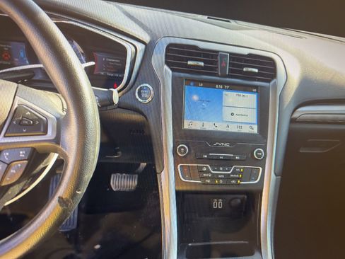 Used 2019 Ford Fusion SE image 10