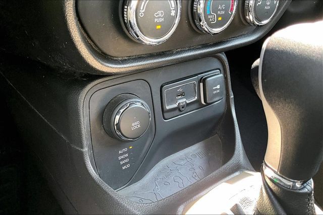 Used 2017 Jeep Renegade Latitude w/ Cold Weather Group AWD/4WD image 14